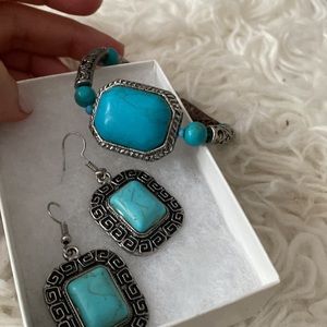 NWOT earrings necklace set